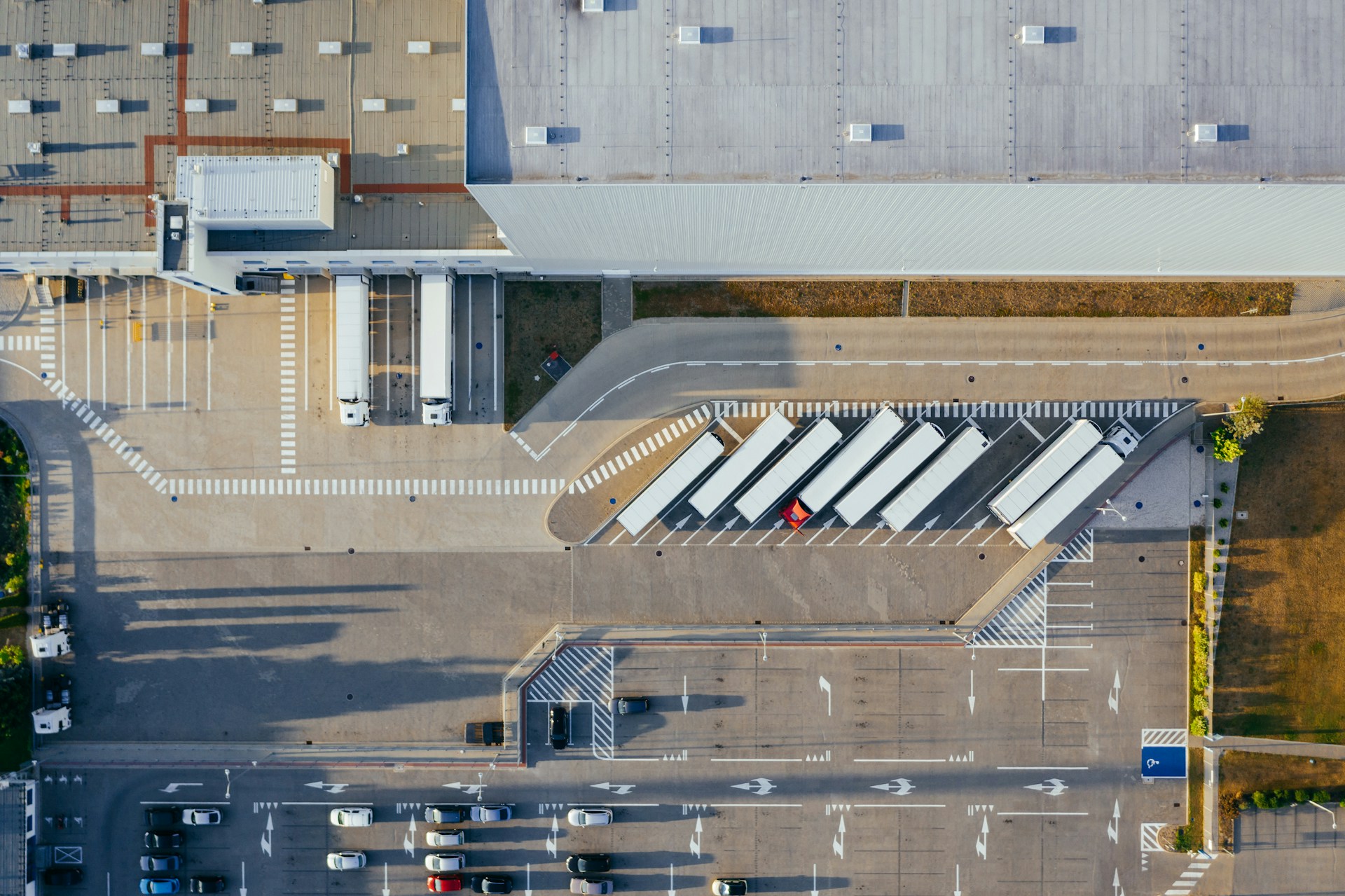 Entrepôt logistique avec rayonnages de pièces industrielles